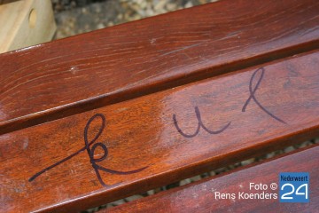 Speeltoestellen beklad met stift en planten vernield