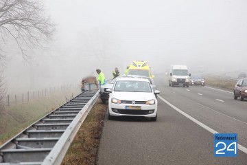 Auto in de vangrail A2 Nederweert