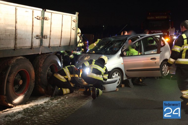 Ongeval Nederweertseweg Someren auto onder vrachtwagen