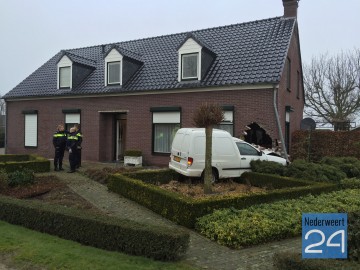 auto rijdt woning binnen