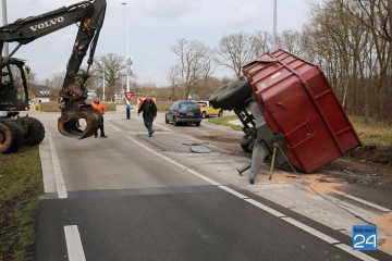 Ongeval N280 Roermondseweg aanhanger op zijkant