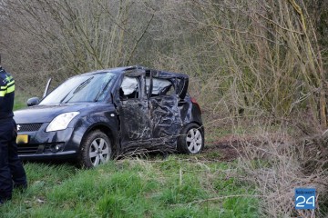 Auto tegen boom Booldersdijk Nederweert