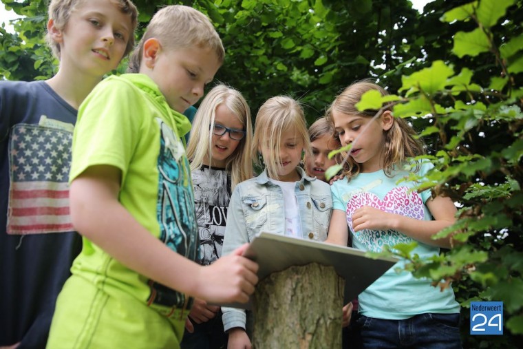 Kinderen Klimop naar Vlindertuin Bosserhof 3904