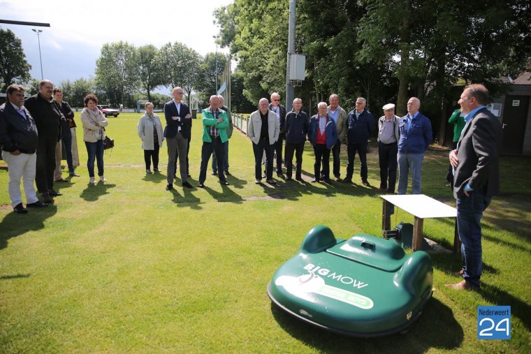 Robotmaaier voetbalveld Eindse Boys Nederweert-Eind 4019