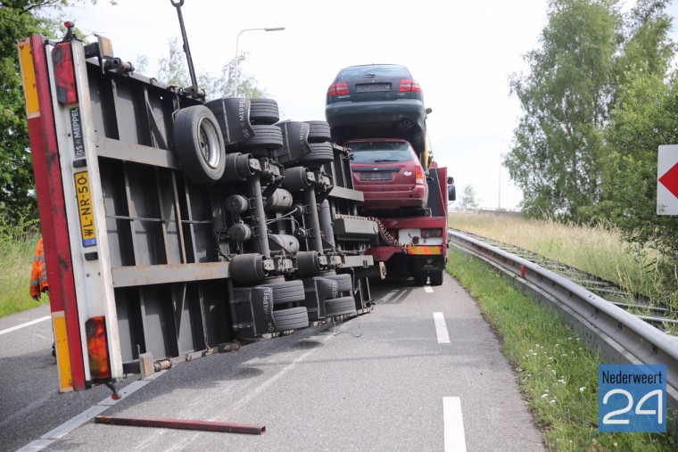 vrachtwagen met aanhangwagen gekanteld