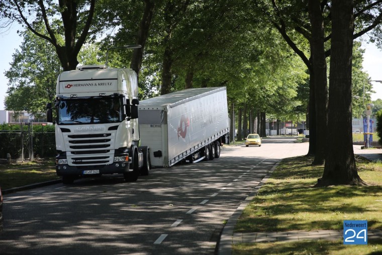 Vrachtwagen verliet oplegger Weert 4370