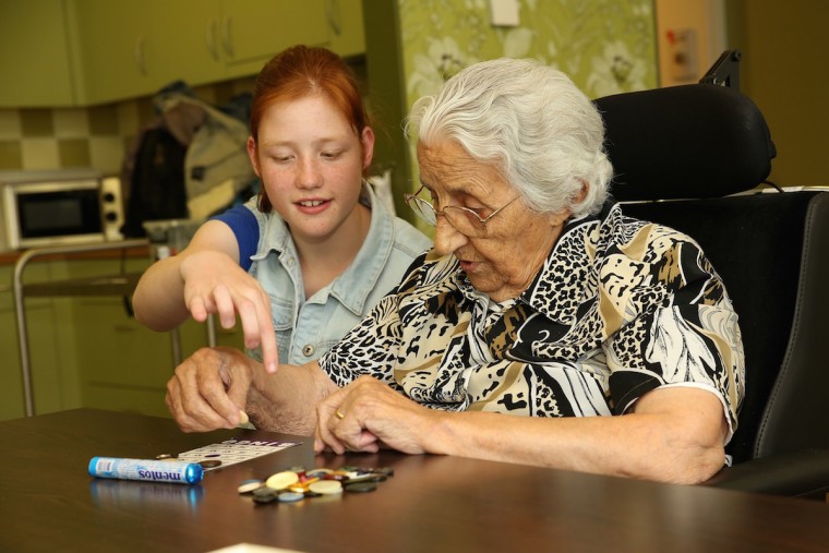 Ouderen met dementie doen activiteiten samen met jongeren in Nederweert