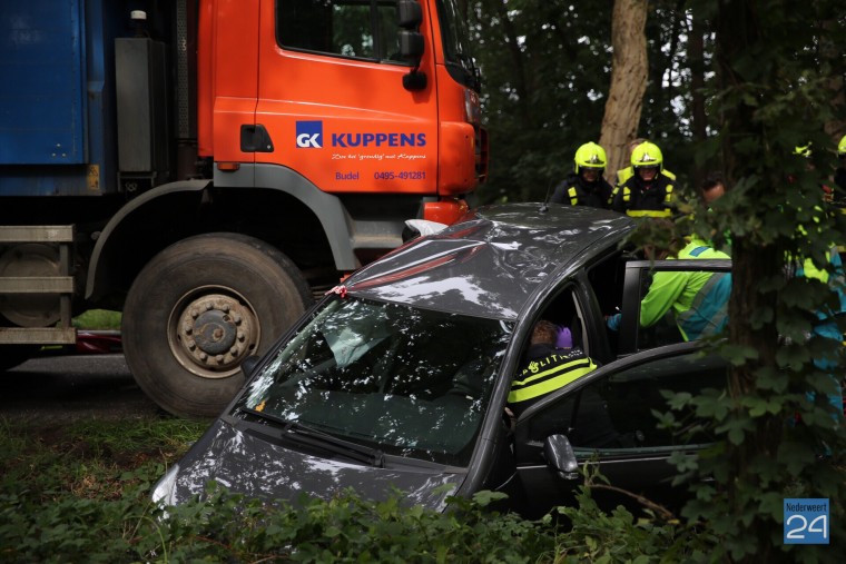 botsing vrachtwagen auto Geuzendijk