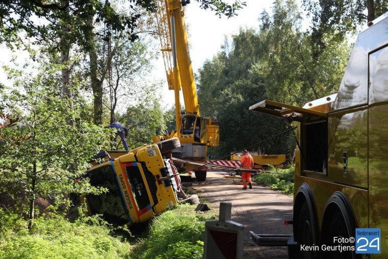 Kiggen vrachtwagen in sloot Gebleektedijk 6286