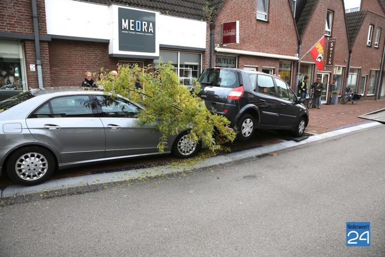 Auto op auto Paulus Holtenstraat Nederweert 6824