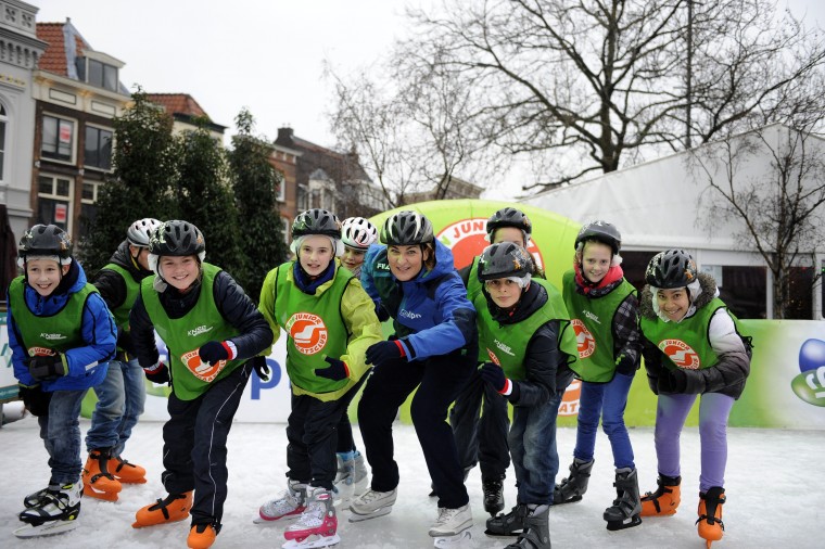 17-12-2014 SCHAATSEN: KPN JUNIOR SCHAATSCLUB: GOUDA KPN Junior Schaatsclub met Barbara de Loor Foto: Sander Chamid