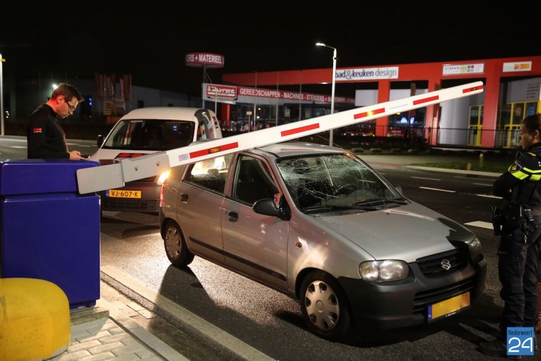 Auto tegen slagboom Kampershoek Weert 1