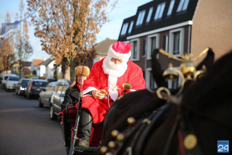 Kerstman door straten van Ospel 5