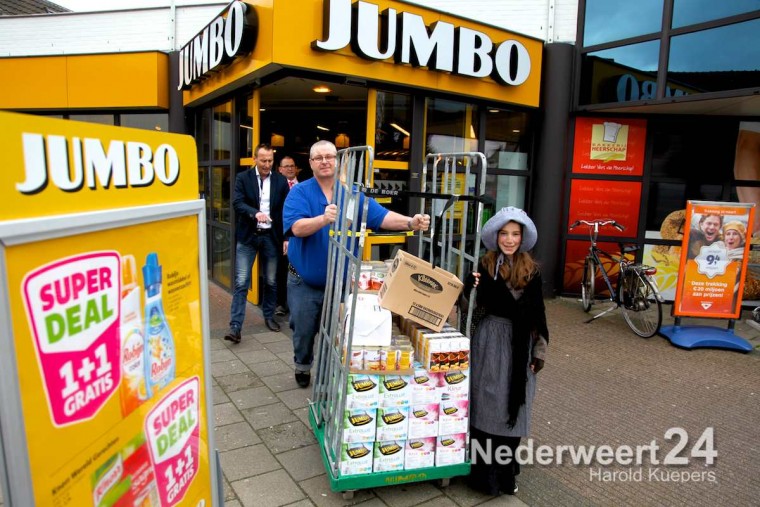 Aanbieding voedselpakket Enderhoof Winter Festijn aan Voedselbank Weert
