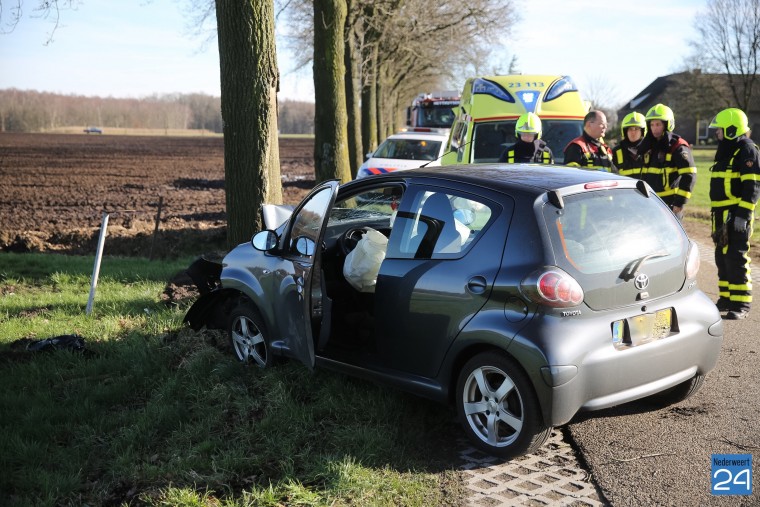 2015-01-25 Auto tegen boom Kruisstraat