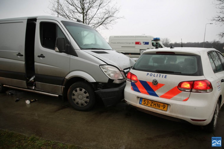 politie rijdt busje klem op Roermondseweg-5