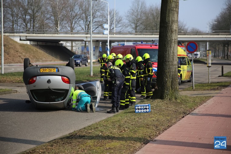 Auto over de kop Graafschap Hornelaan