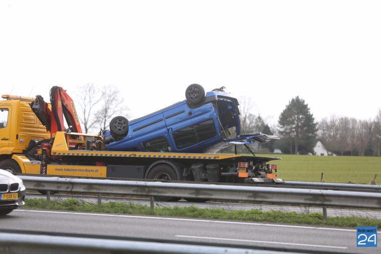 Auto met aanhanger over kop A2