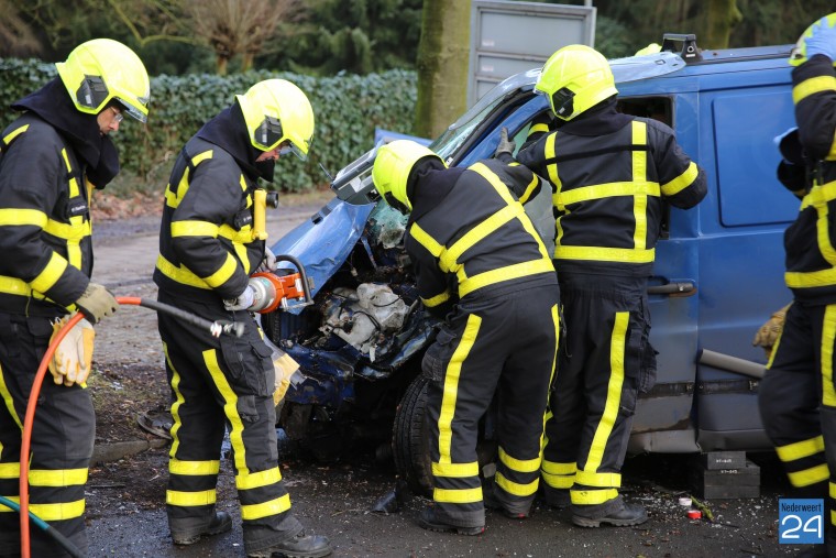 bus tegen boom Kazernelaan Weert7