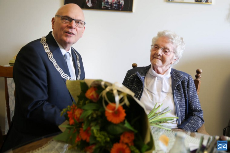 Burgemeester feliciteerd To Knapen 103 jaar Nederweert-2135
