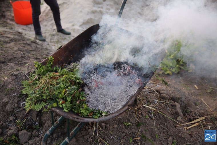 Snoeiafval in brand Steutenweg