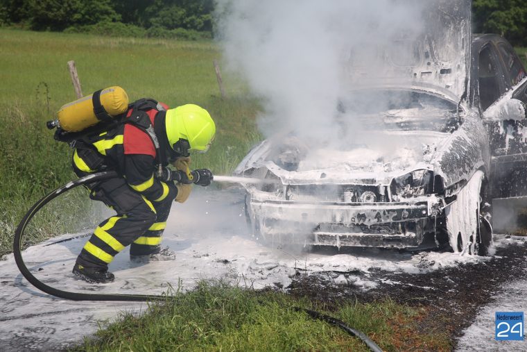 Auto brandt uit op N280