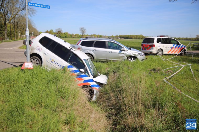 Politieauto belandt in sloot