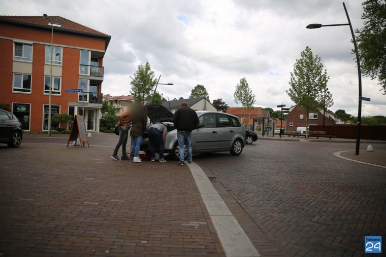 auto op paaltje vijfsprong Budschop-6038