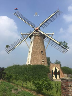 Molen in vreugdestand 100 jarig bestaan Kapel op het Schoor