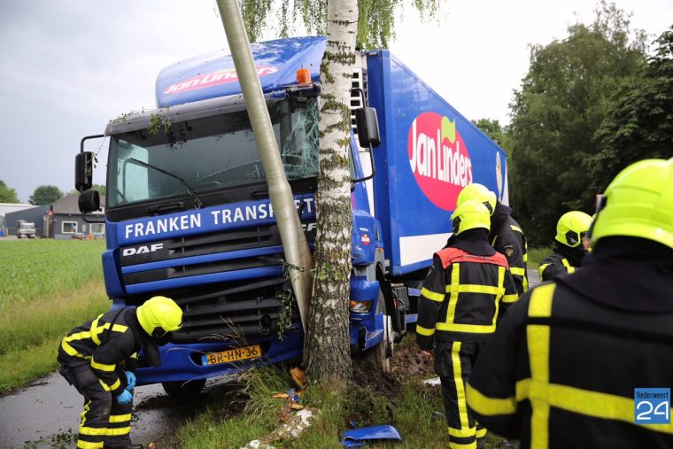 Vrachtwagen tegen boom N275