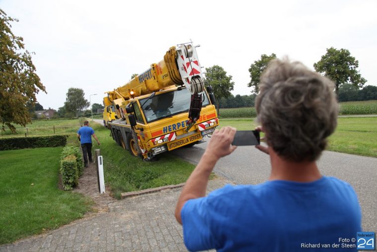 Kraanwagen in beek Eind  19-8-16 04