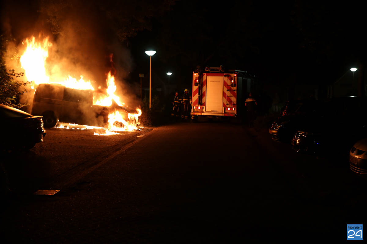 Bestelbus brandt volledig uit in Boshoven (Foto's + video) - Nederweert24 (Blog)