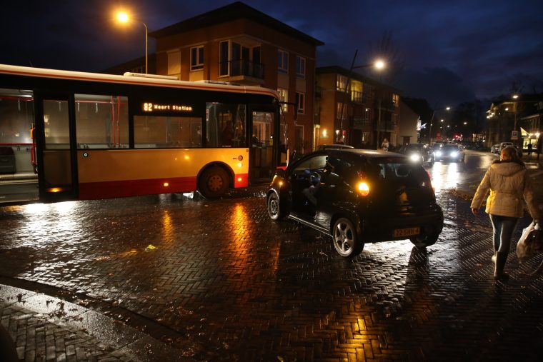 ongeval Nederweert lijnbus personenauto politie vijfsprong