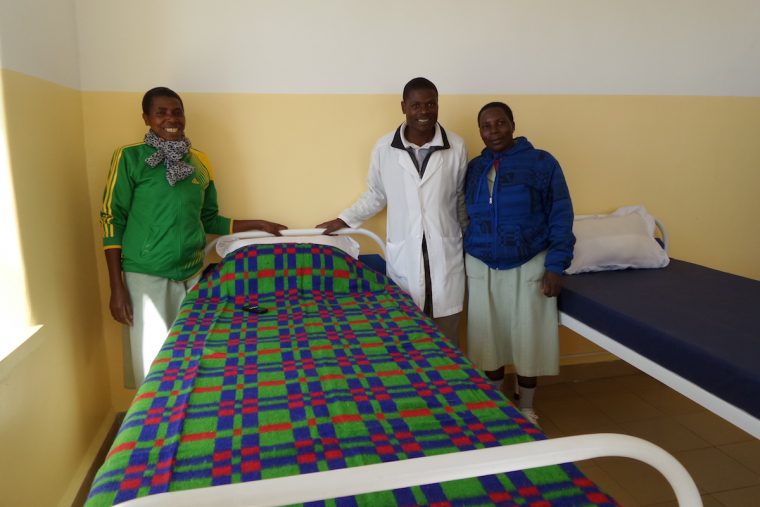 nieuwe-bedden-voor-st-anna-ziekenhuis-tanzania