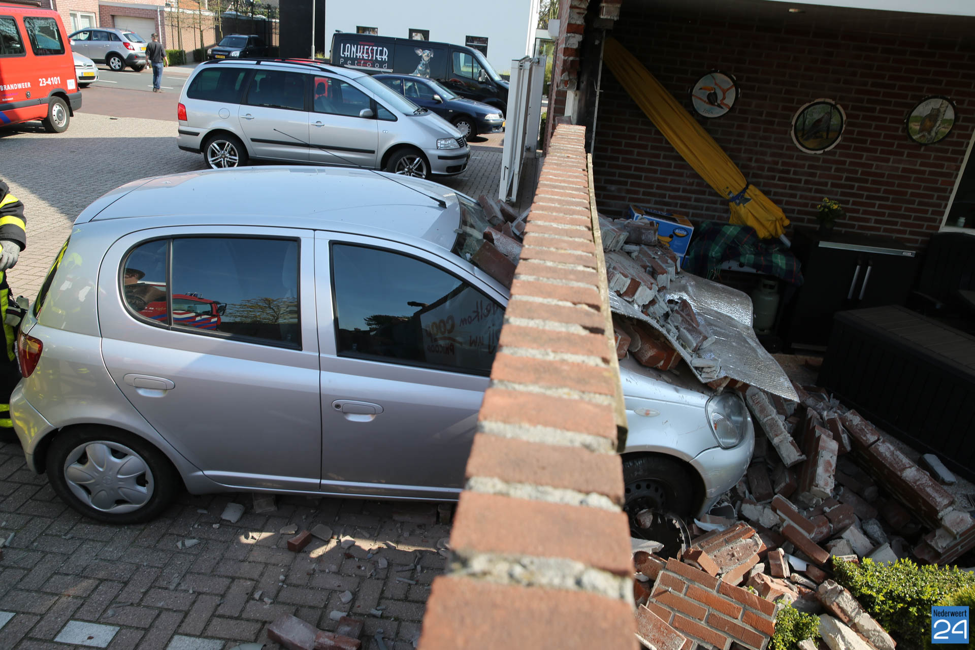 Auto rijdt dwars door muur in Ospel - Nederweert24 (Blog)