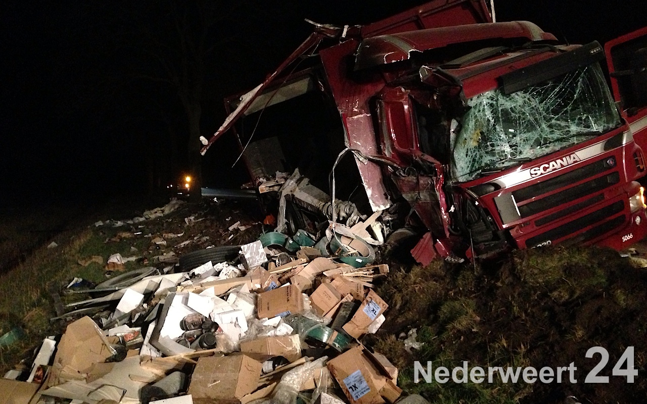 Vrachtwagen total loss Venloseweg