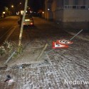 Auto knalt tegen geparkeerde auto St. Rochusstraat en rijdt door