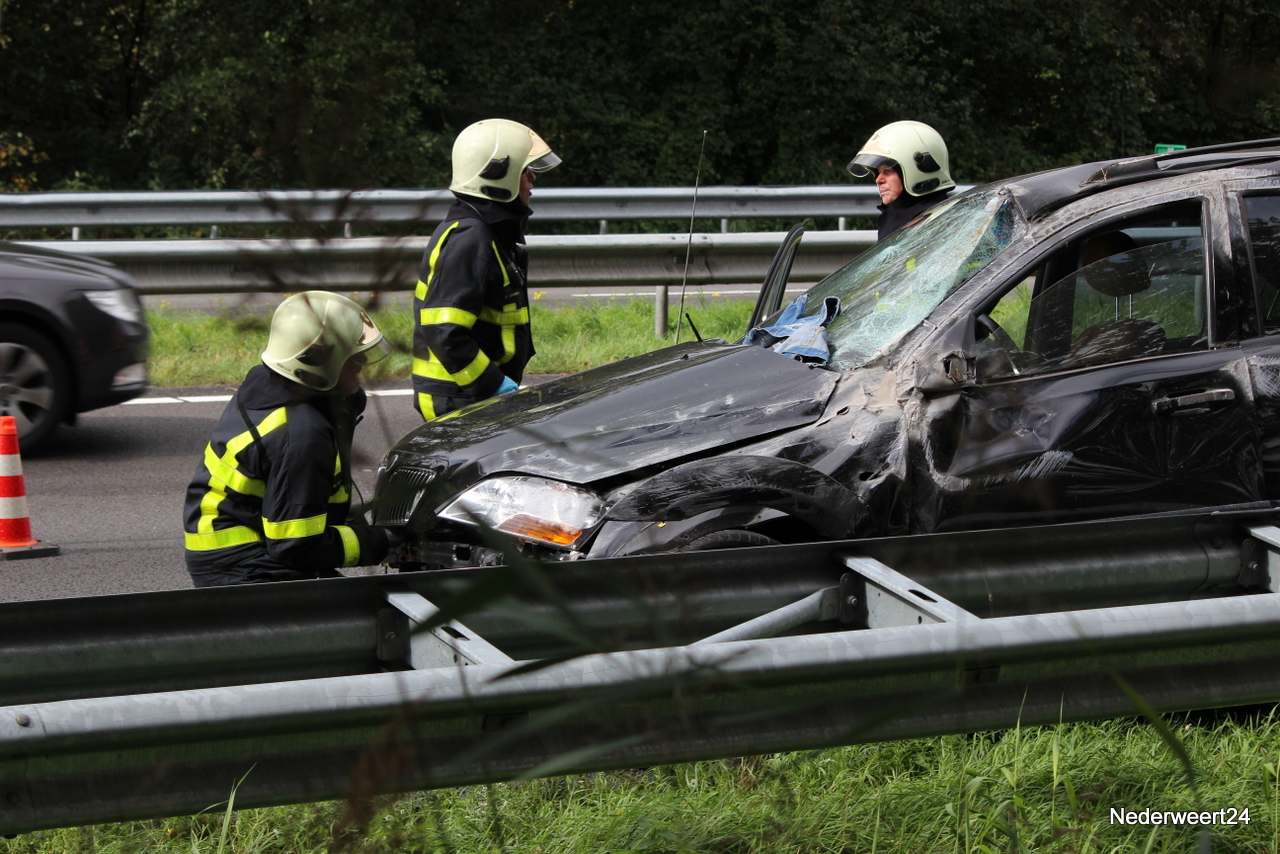 Auto in vangrail op A2