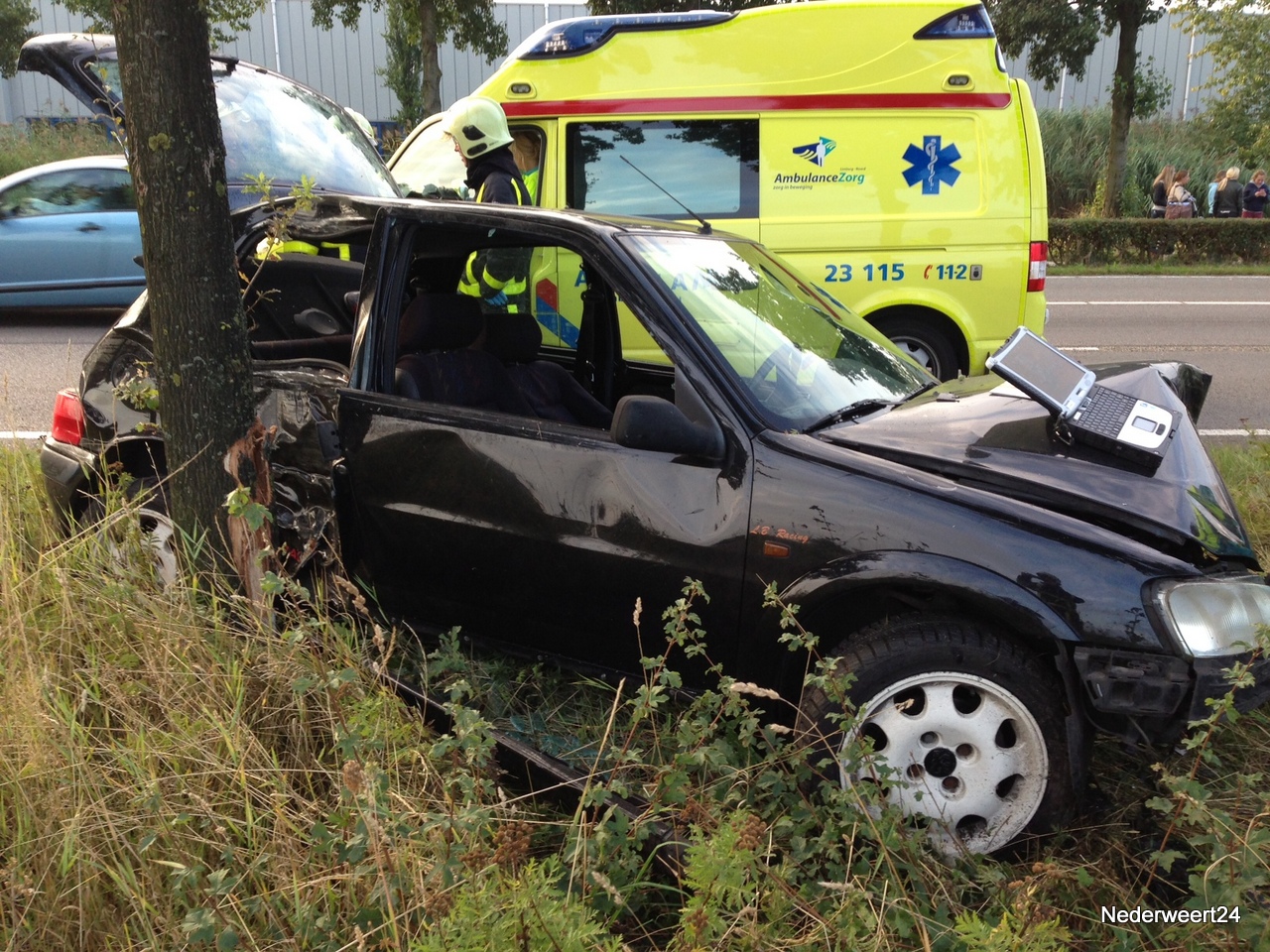 Auto tegen boom op Ringbaan Noord