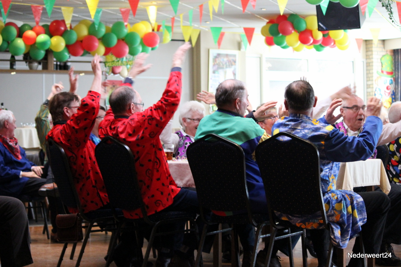 Senioren van Eind vieren carnaval