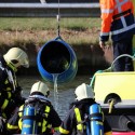 Vaten met afval in kanaal