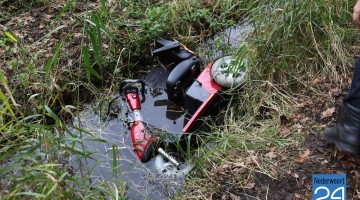 Man met scootmobiel te water scootmobiel