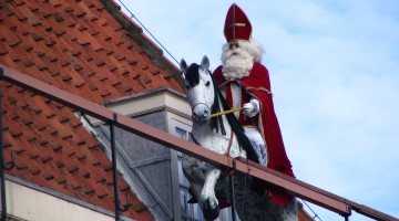 Waarom jagen wij een oude bisschop met paard over de daken?