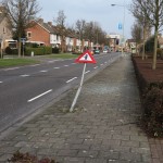 Auto rijdt paal omver