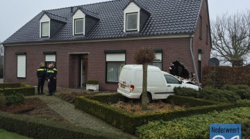 auto rijdt woning binnen