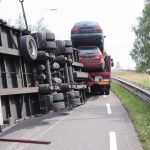 vrachtwagen met aanhangwagen gekanteld