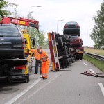 vrachtwagen met aanhangwagen gekanteld