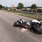 Auto botst tegen motorrijder