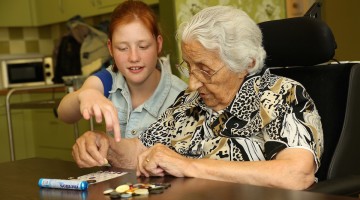 Ouderen met dementie doen activiteiten samen met jongeren in Nederweert