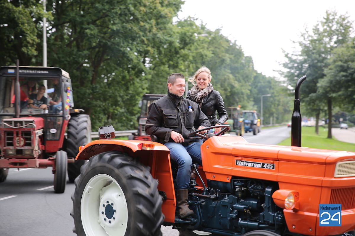 Oude tractoren door de straten van Nederweert